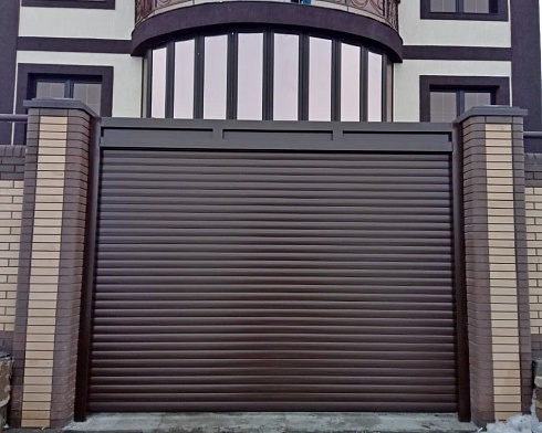 Роллетные ворота Алютех серии Prestige со сплошным алюминиевым профилем роликовой прокатки AG/77 с доставкой в Донецке 